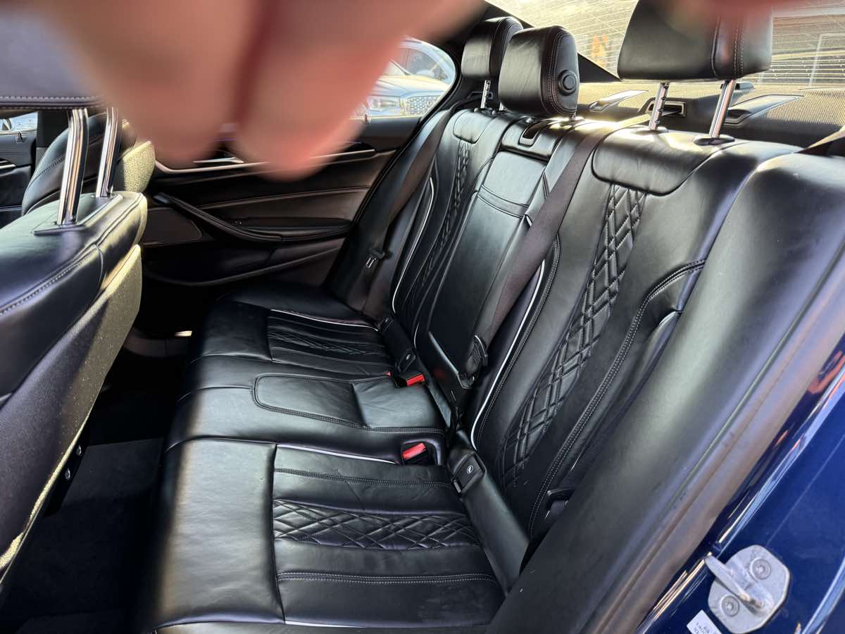 Photo 18 of this BMW 5 Series