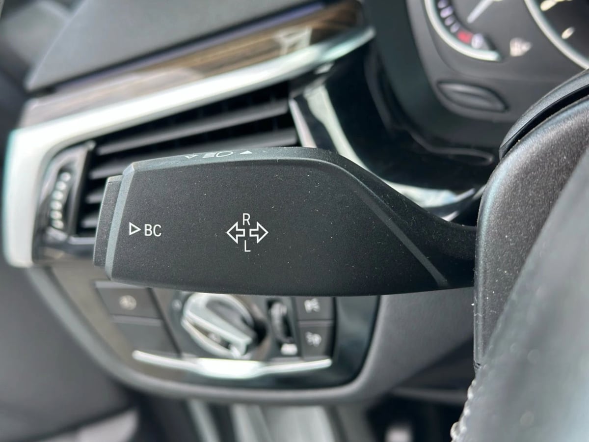 2018 BMW 5 Series 530e - Photo 12