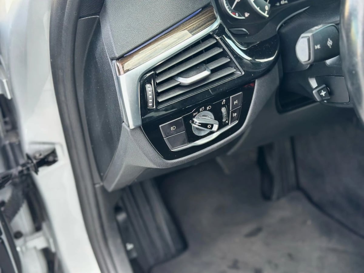 2018 BMW 5 Series 530e - Photo 15