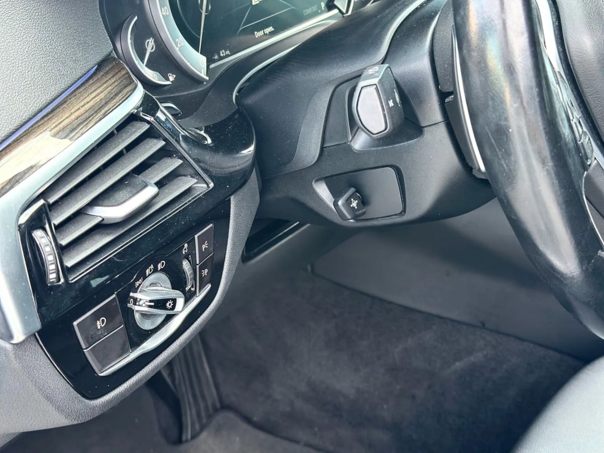 2018 BMW 5 Series 530e - Photo 16