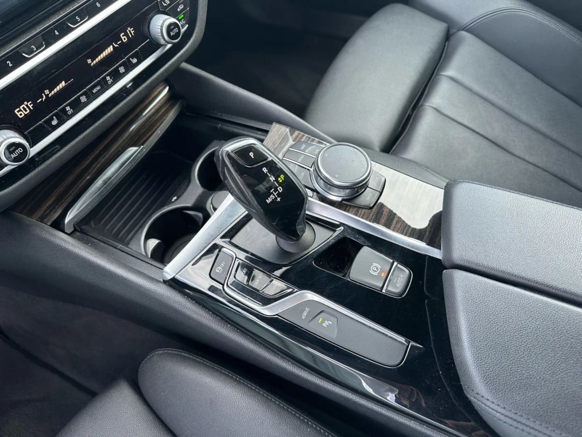 2018 BMW 5 Series 530e - Photo 18