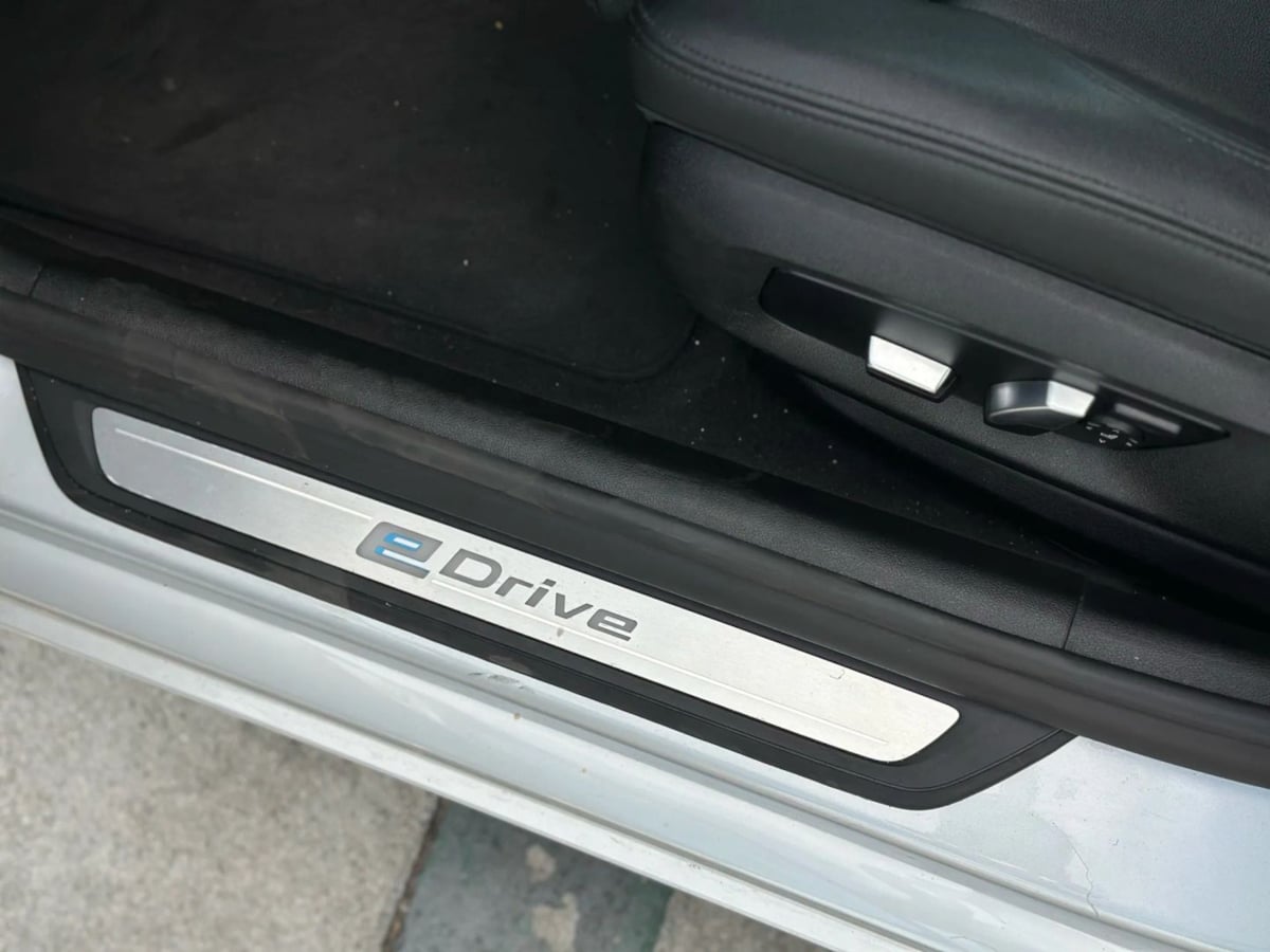 2018 BMW 5 Series 530e - Photo 33