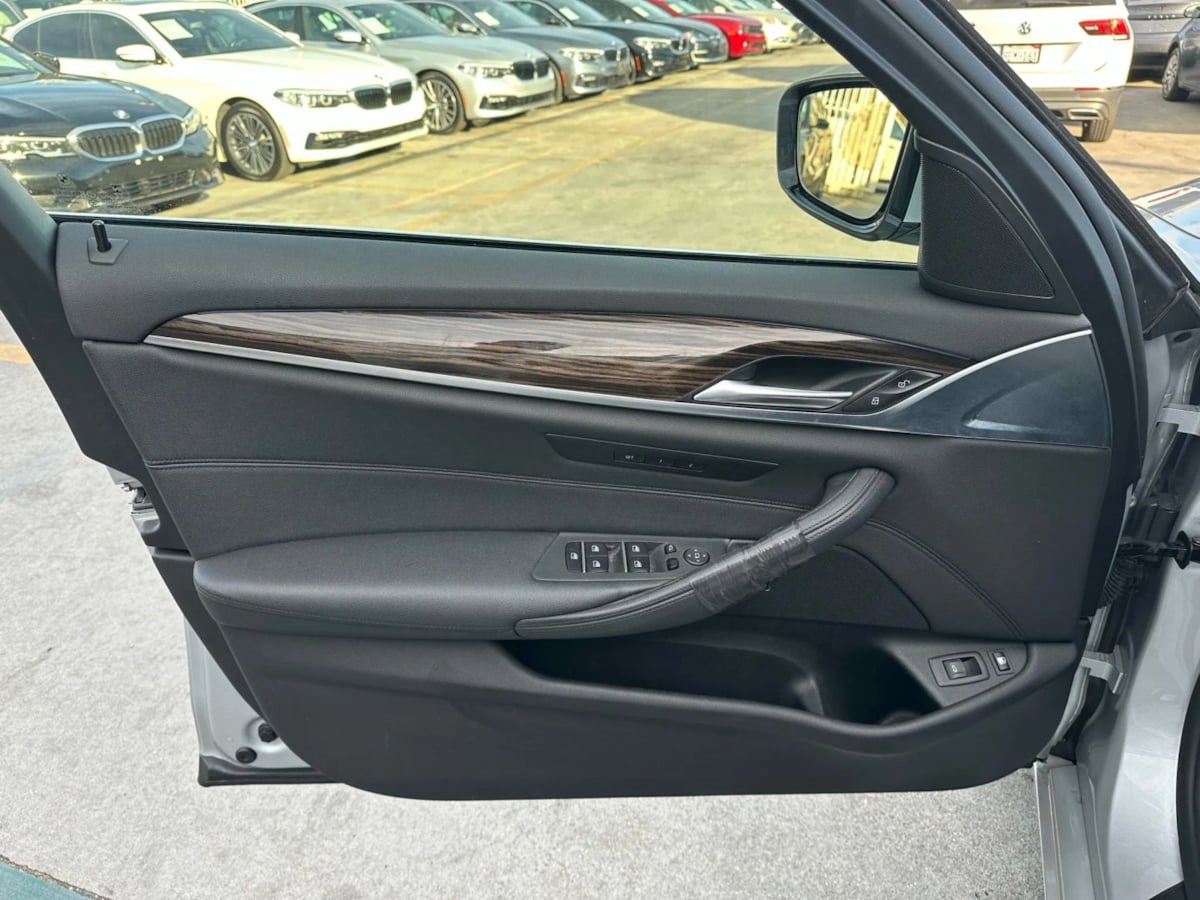 2018 BMW 5 Series 530e - Photo 35