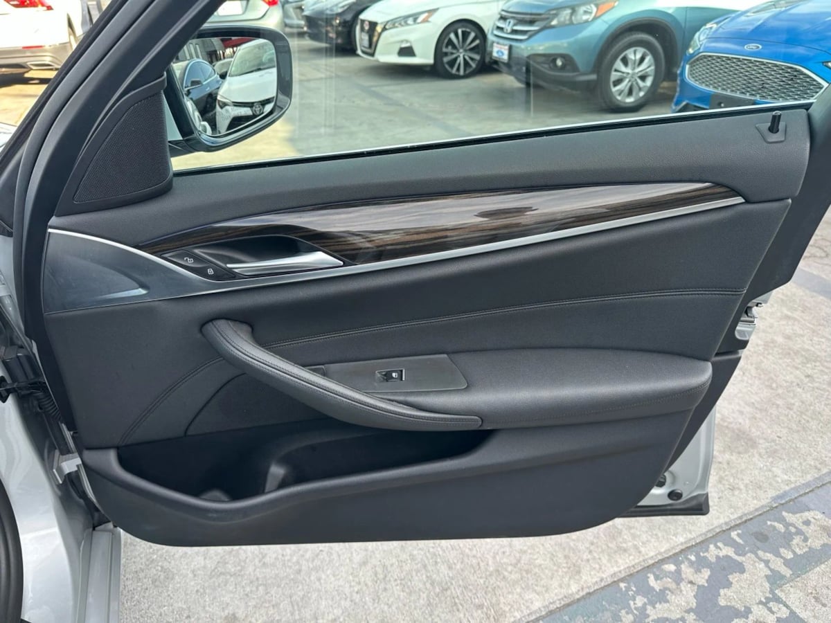 2018 BMW 5 Series 530e - Photo 37