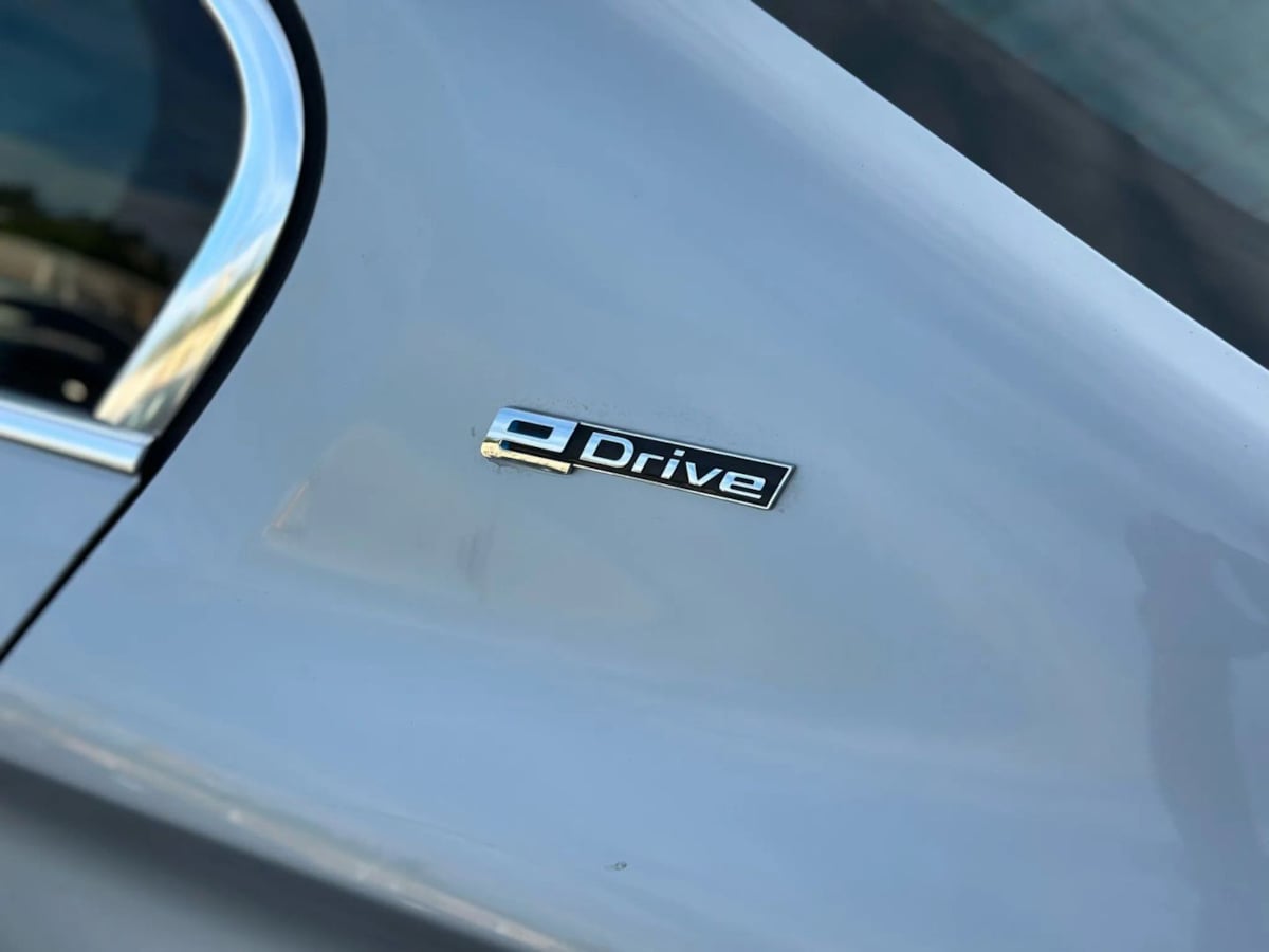 2018 BMW 5 Series 530e - Photo 46