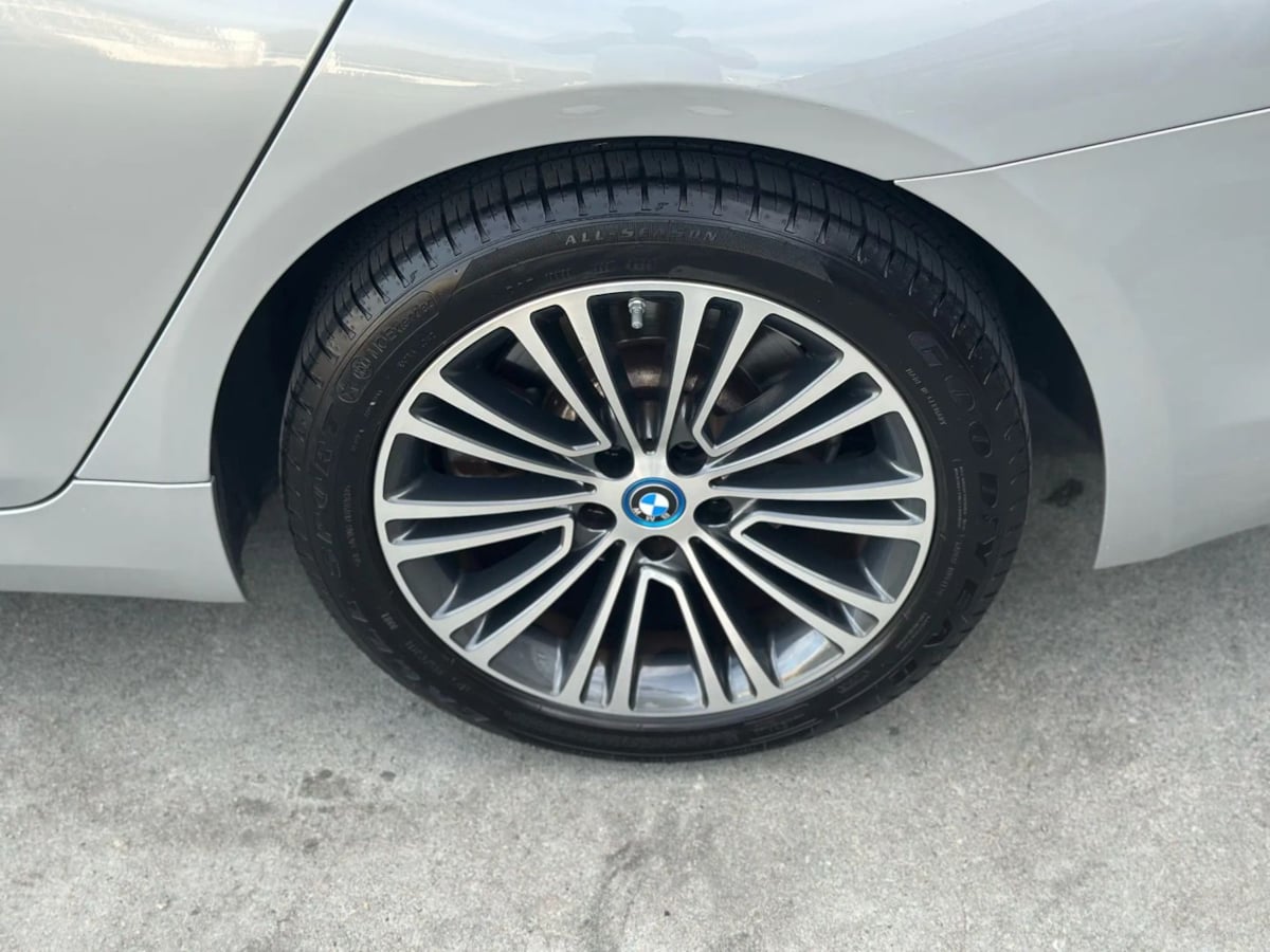 2018 BMW 5 Series 530e - Photo 49