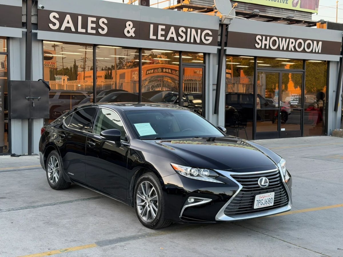 2016 Lexus ES 350 300h's photo