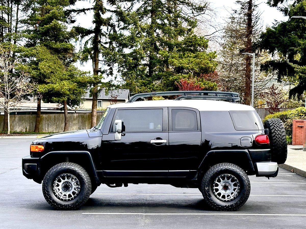 Sold 2007 Toyota FJ Cruiser in Lynnwood
