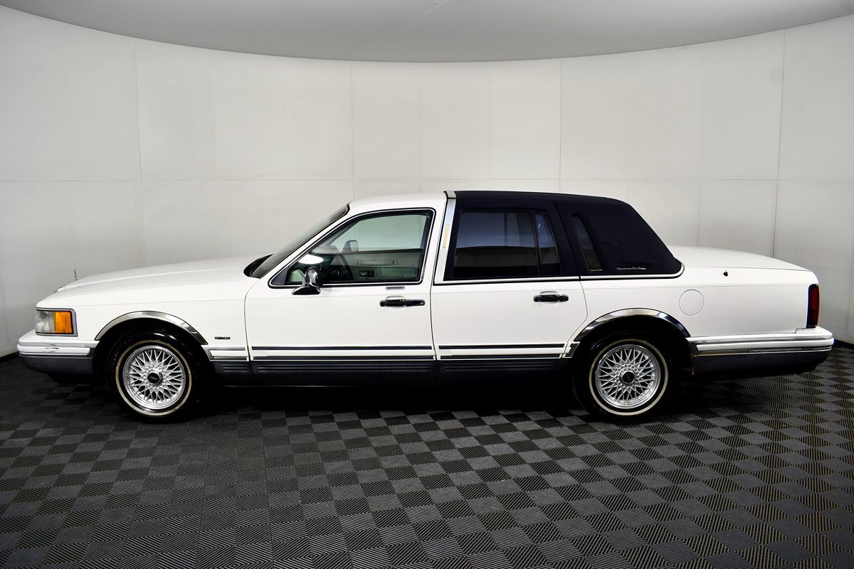Sold 1994 Lincoln Town Car Signature in Lynnwood