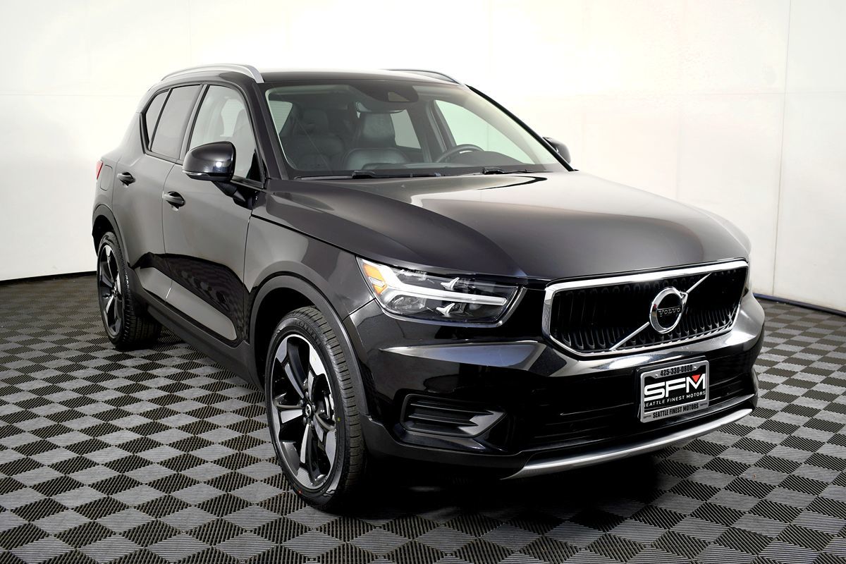 2022 Volvo XC40 Momentum T5 AWD photo 4