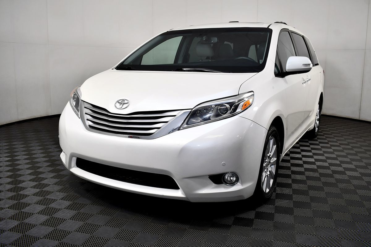 2017 Toyota Sienna Limited Premium photo 2