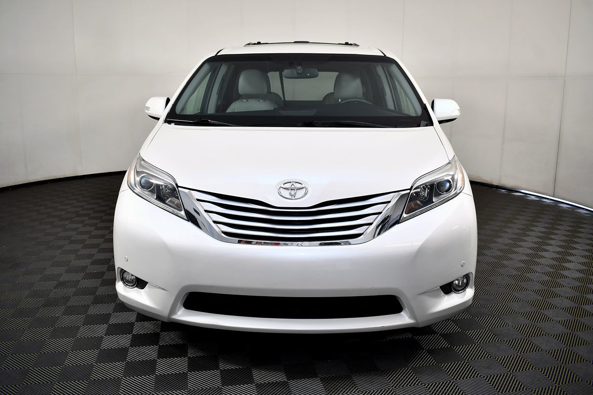 2017 Toyota Sienna Limited Premium photo 3