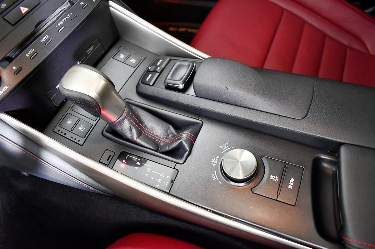 2015 Lexus IS 350 photo 32
