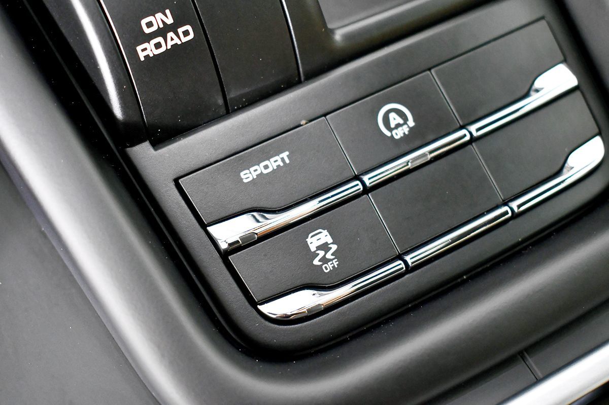 2017 Porsche Cayenne Platinum Edition photo 37