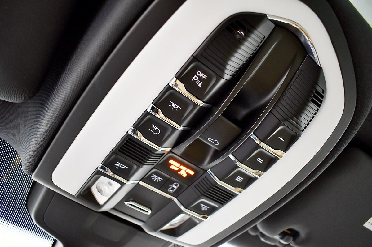 2017 Porsche Cayenne Platinum Edition photo 38