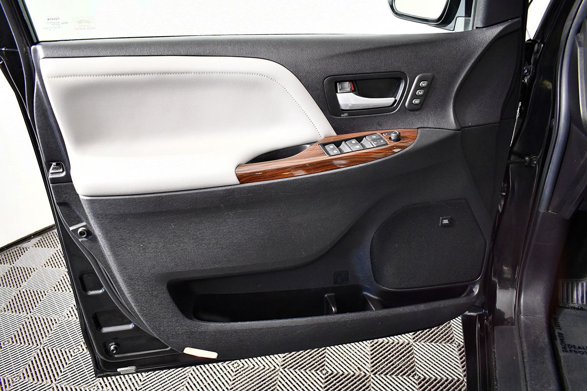 2015 Toyota Sienna Limited Premium photo 14