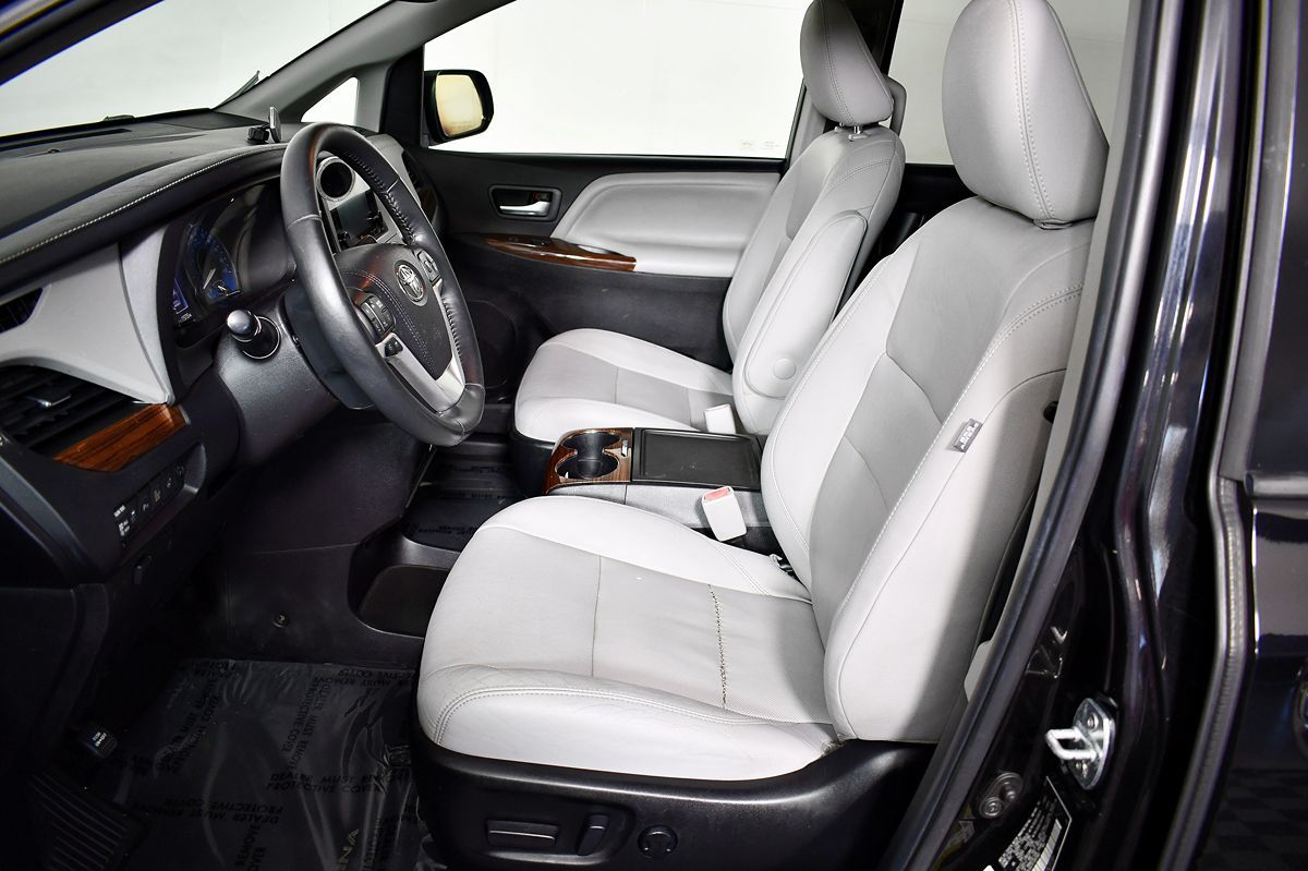 2015 Toyota Sienna Limited Premium photo 18