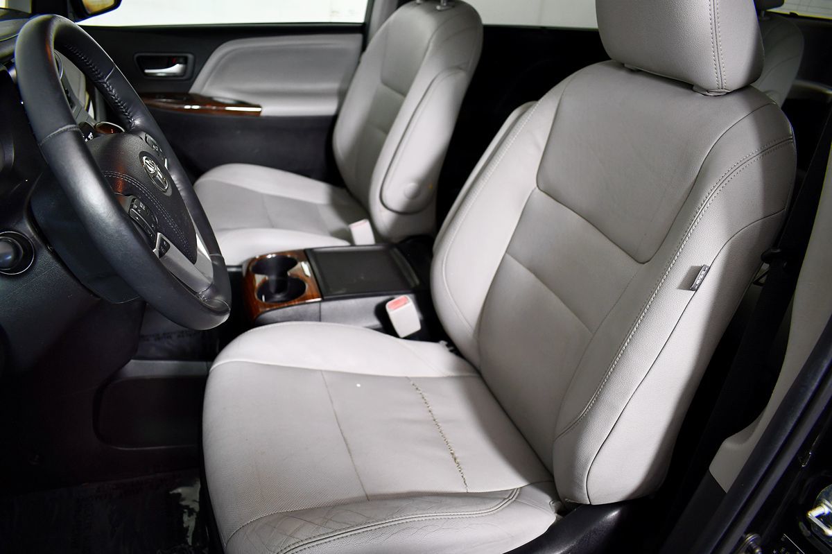 2015 Toyota Sienna Limited Premium photo 20