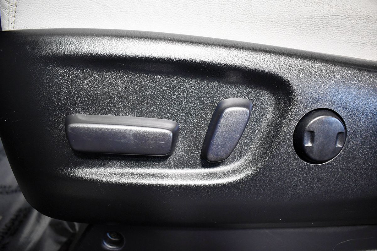 2015 Toyota Sienna Limited Premium photo 19