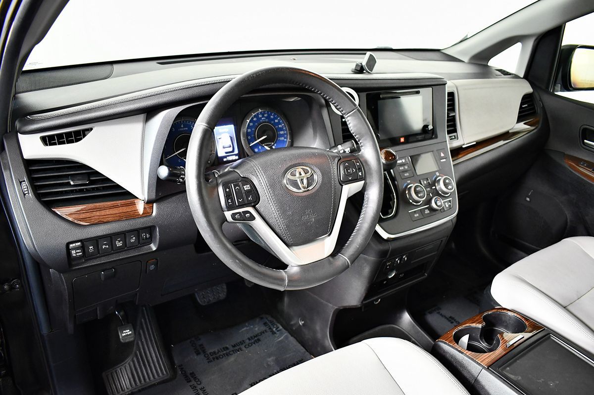 2015 Toyota Sienna Limited Premium photo 21