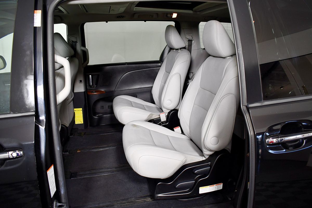 2015 Toyota Sienna Limited Premium photo 38