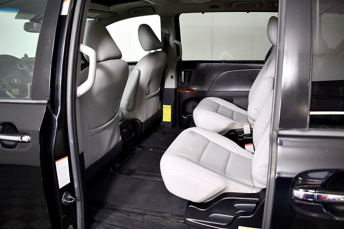 2015 Toyota Sienna Limited Premium photo 39