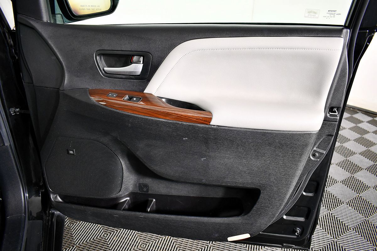 2015 Toyota Sienna Limited Premium photo 41