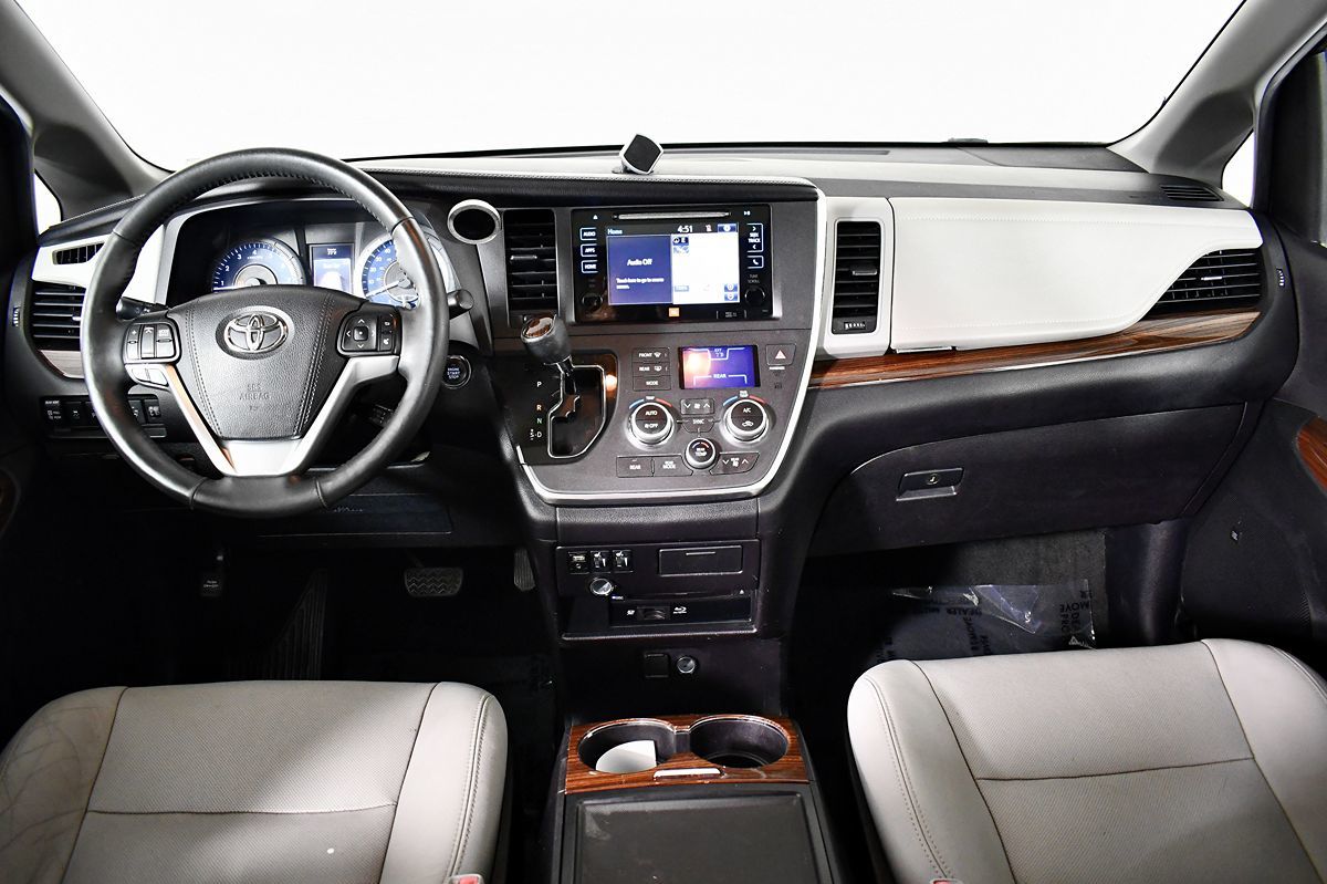 2015 Toyota Sienna Limited Premium photo 22