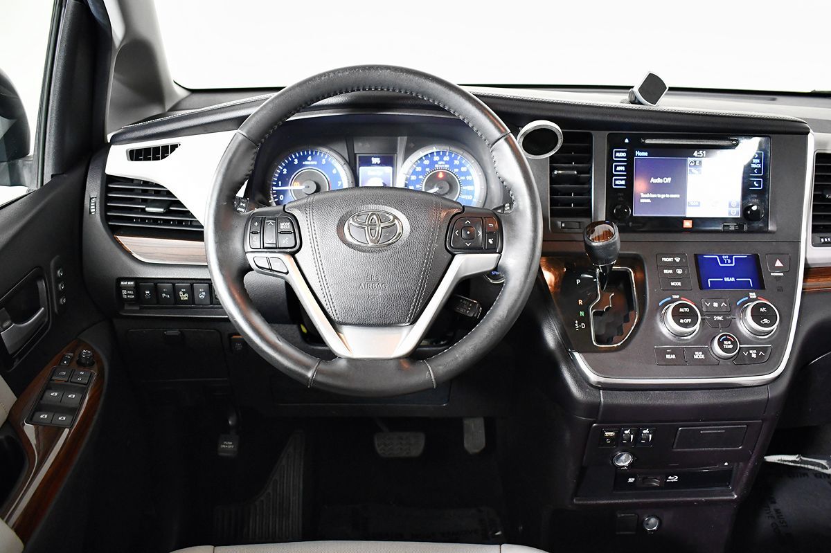 2015 Toyota Sienna Limited Premium photo 23