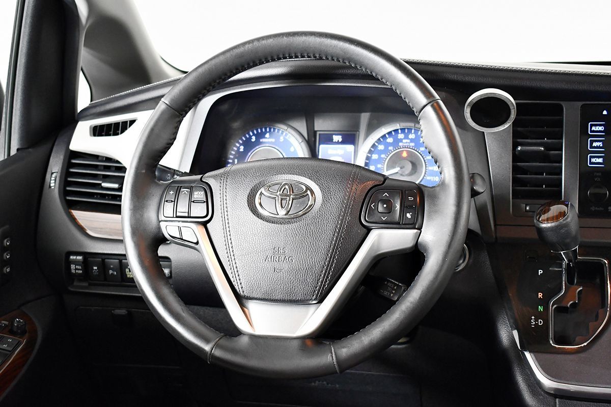2015 Toyota Sienna Limited Premium photo 24