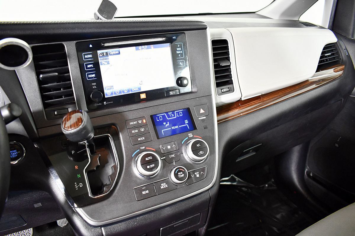 2015 Toyota Sienna Limited Premium photo 28