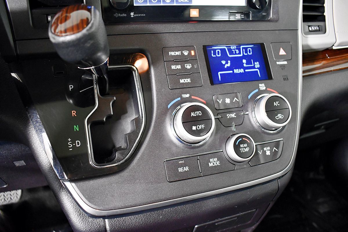 2015 Toyota Sienna Limited Premium photo 31