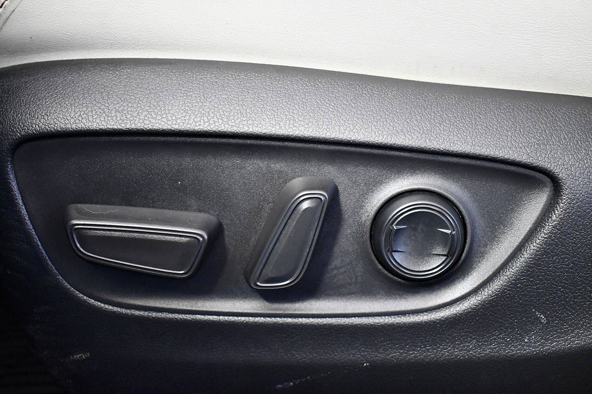 2021 Toyota RAV4 Hybrid XLE Premium photo 17