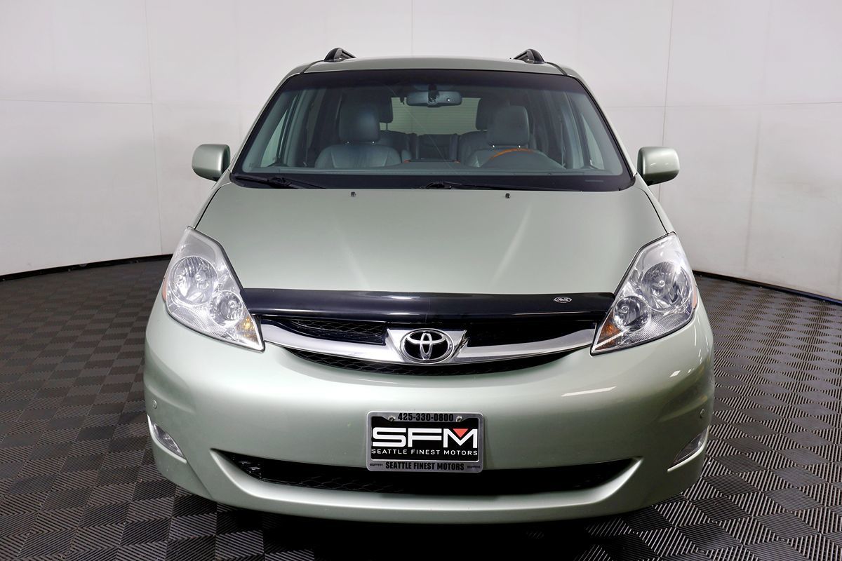 2010 Toyota Sienna XLE Limited photo 4