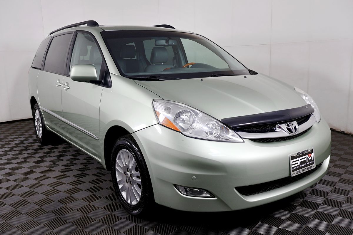 2010 Toyota Sienna XLE Limited photo 5