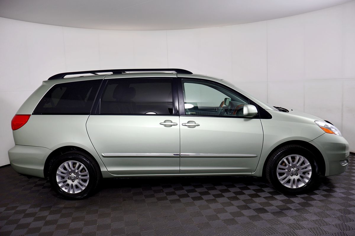 2010 Toyota Sienna XLE Limited photo 7