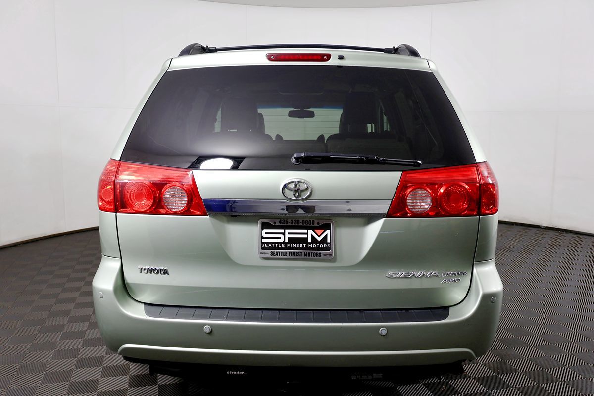 2010 Toyota Sienna XLE Limited photo 10