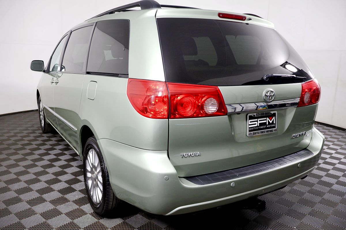2010 Toyota Sienna XLE Limited photo 11