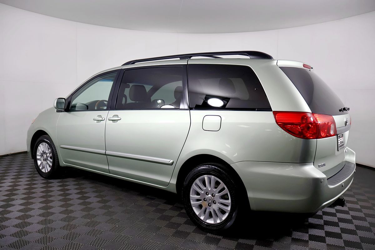 2010 Toyota Sienna XLE Limited photo 13