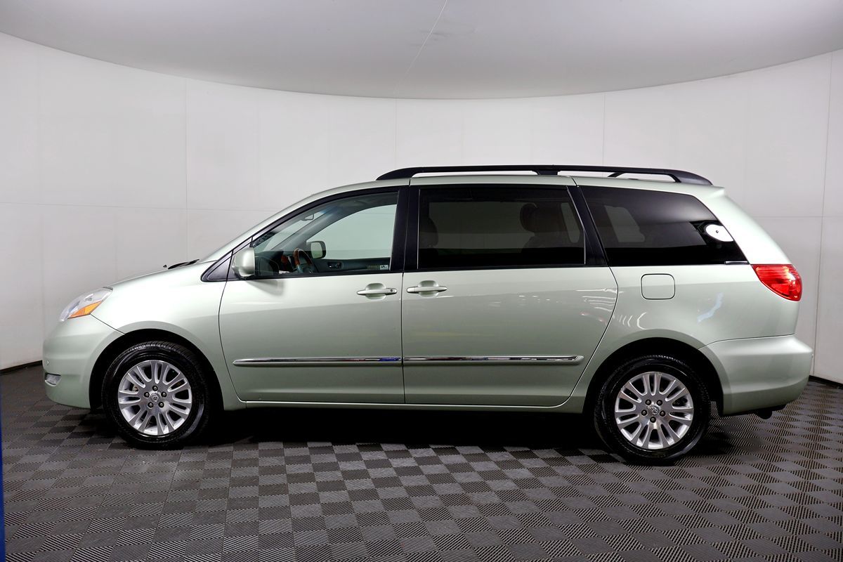 2010 Toyota Sienna XLE Limited photo 14