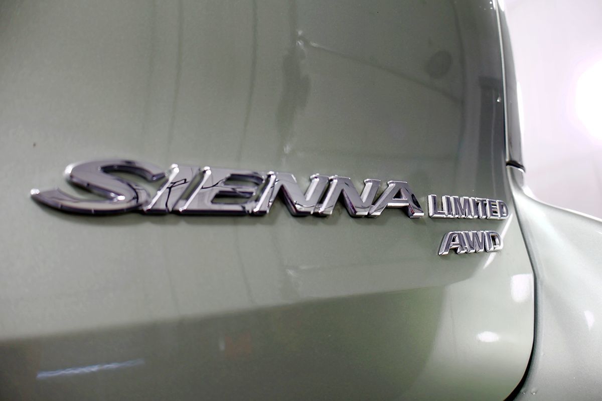 2010 Toyota Sienna XLE Limited photo 46