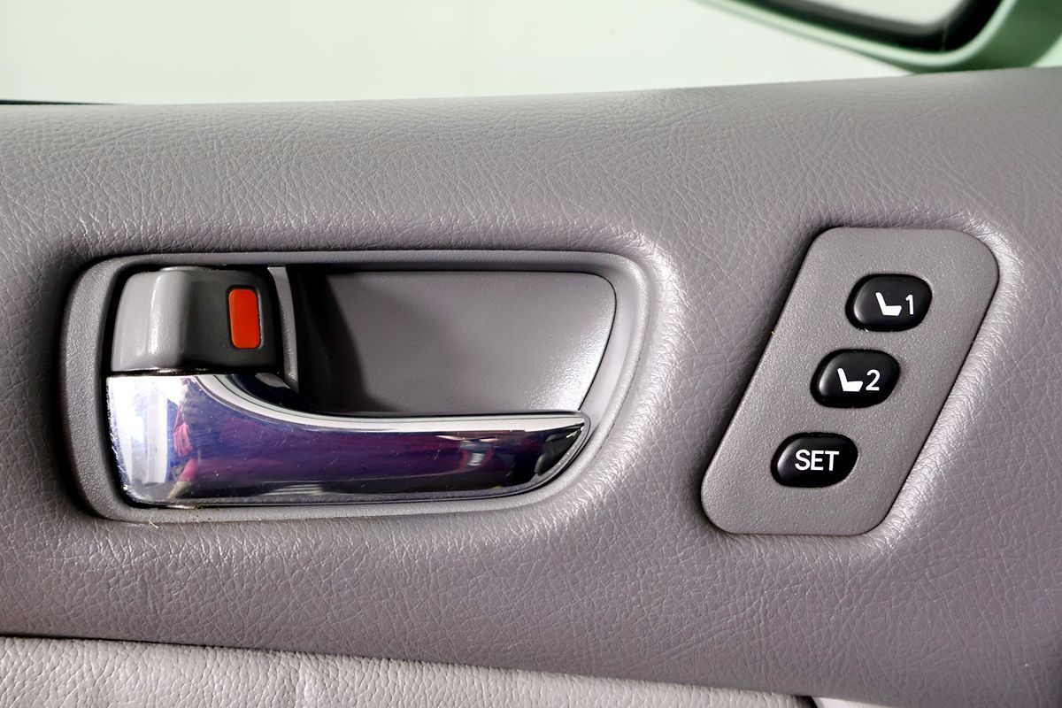 2010 Toyota Sienna XLE Limited photo 16