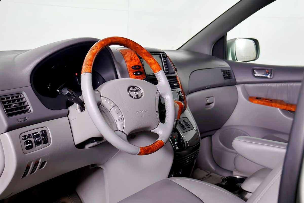 2010 Toyota Sienna XLE Limited photo 17