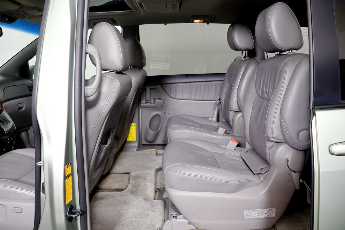 2010 Toyota Sienna XLE Limited photo 20