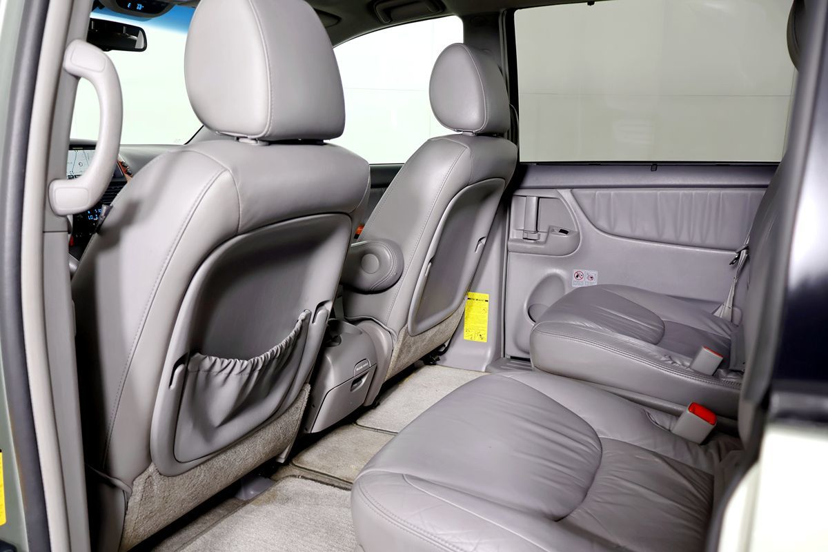 2010 Toyota Sienna XLE Limited photo 22