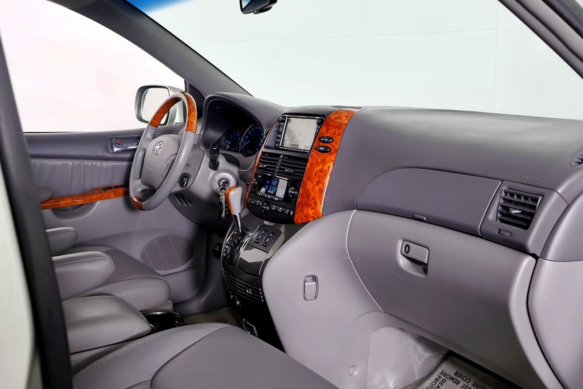 2010 Toyota Sienna XLE Limited photo 23