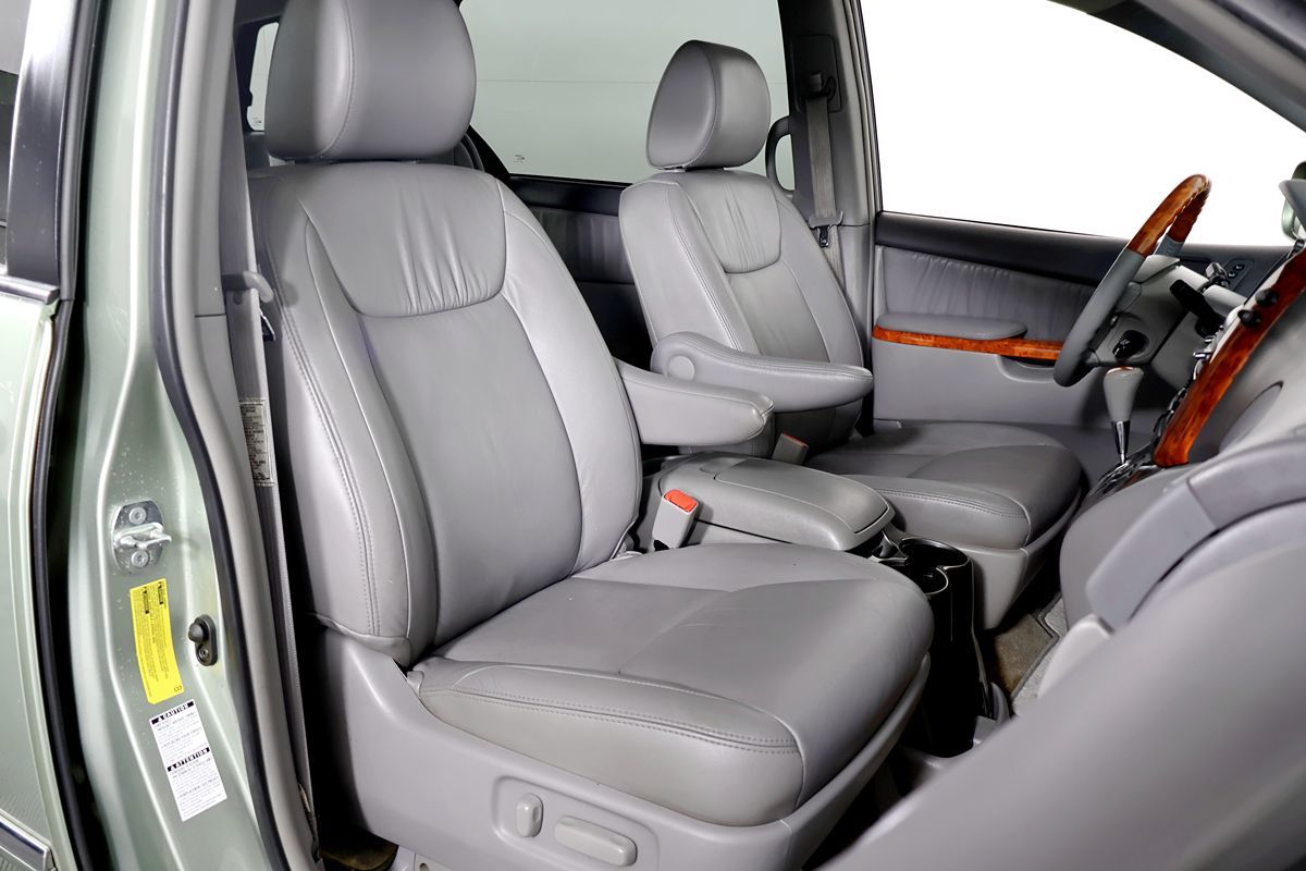 2010 Toyota Sienna XLE Limited photo 24