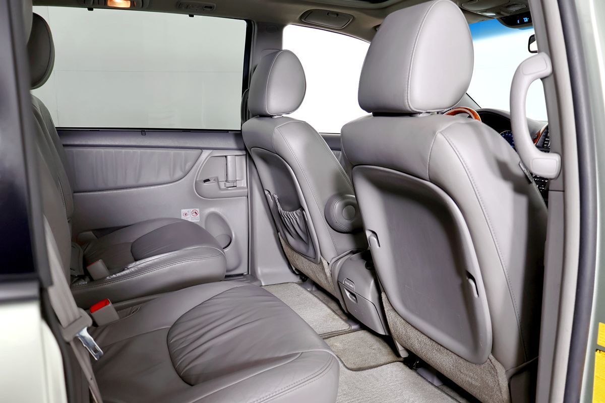 2010 Toyota Sienna XLE Limited photo 27