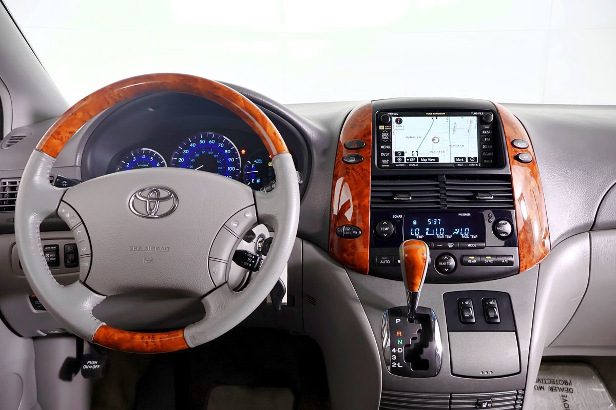 2010 Toyota Sienna XLE Limited photo 29