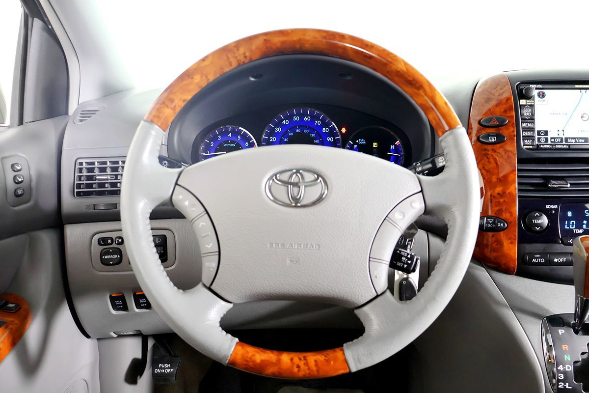 2010 Toyota Sienna XLE Limited photo 30